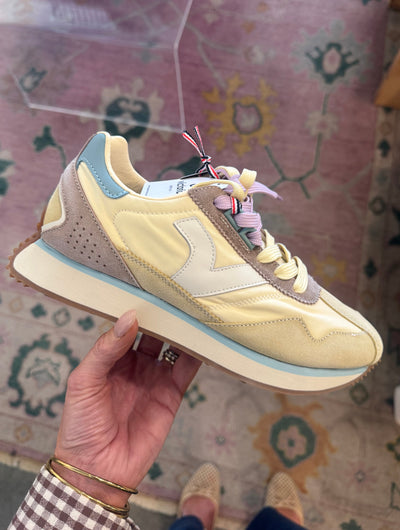 Amarillo sneaker pastel