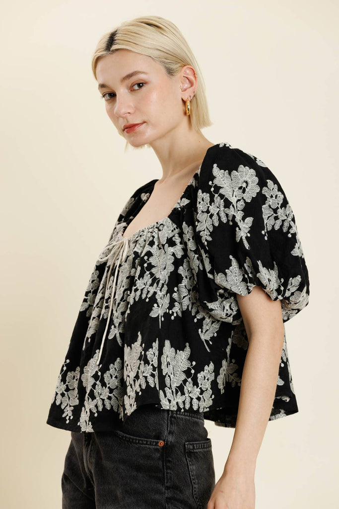 EMBROIDERED PUFF SLV TOP